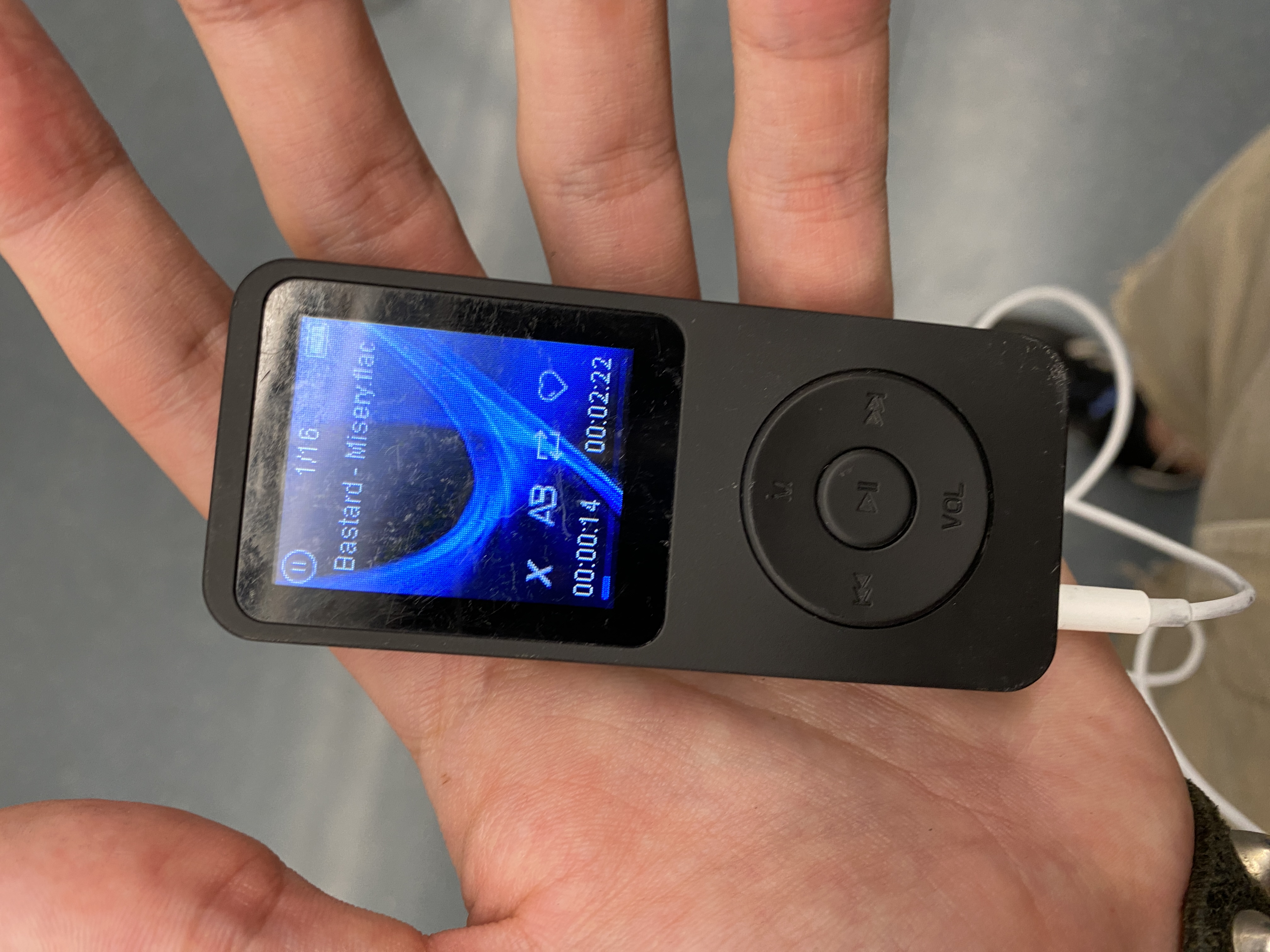 Fotografia d&rsquo;un reproductor MP3 sobre una mà